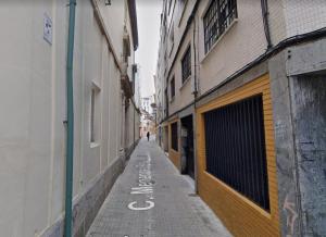 an empty alley with a person walking down the street at Apartamento La Alegria de Córdoba Centro in Córdoba