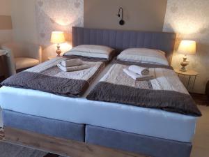Letto o letti in una camera di Pension Stausee