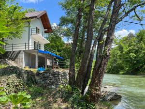 una casa a orillas de un río en Vikendica krivaja Ribnica-Odmor na Krivaji, en Zavidovići