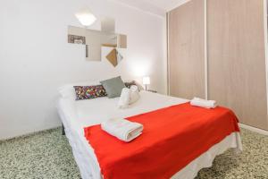 a bedroom with a large bed with a red blanket at Apartamento La Alegria de Córdoba Centro in Córdoba