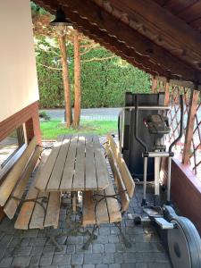 a picnic table and a grill in a pavilion at Willa 250 M z basenem, jacuzzi, ogrodem , tarasem oraz 2 hektary sadu , kominek i inne atrakcje 