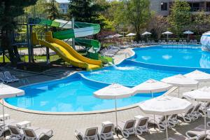 einen Pool mit Rutsche in einem Resort in der Unterkunft iHotel Sunny Beach in Sonnenstrand