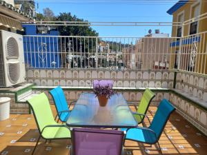 马拉加Piso Centrico 1.5km Playa con gran terraza +vistas的花瓶阳台的桌椅