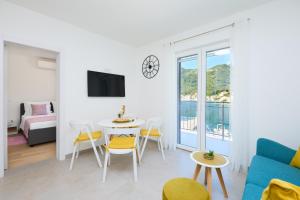 a living room with a table and a couch at Green Lantern apartments Okuklje in Okuklje