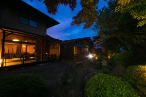 una casa por la noche con las luces encendidas en Bettei Haruki, en Beppu