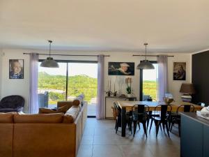 TV a/nebo společenská místnost v ubytování Villa en résidence à Sotta vue panoramique sur Porto-Vecchio !