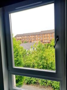 una ventana abierta con vistas a un edificio en Spacious 5bed house, FREE parking, NO PARTY !, en Glasgow