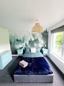 een slaapkamer met een bed en een schilderij aan de muur bij Spacious 5bed house, FREE parking, NO PARTY ! in Glasgow