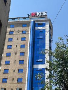 um edifício com um letreiro de kle em cima dele em Kije Place Hotel em Nairobi