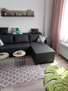 Ruang duduk di apartman TARA aqua park