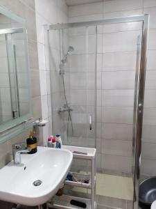 Bilik mandi di apartman TARA aqua park