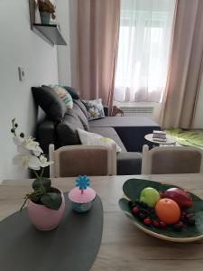 Ruang duduk di apartman TARA aqua park