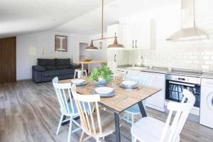 Η κουζίνα ή μικρή κουζίνα στο Apartamento creativo Villa Rubei +27 φωτογραφίες