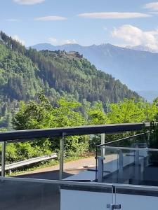 een balkon met uitzicht op een berg bij Top 5 Alpe Maritima - Traumhafte Ferienwohnung mit Seeblick und Bergkulisse am Ossiacher See in Annenheim