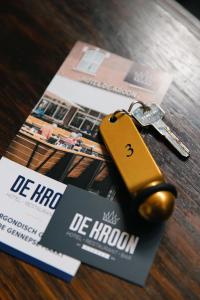a pair of keys sitting on top of a magazine at Hotel De Kroon Gennep in Gennep
