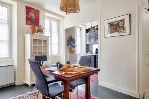 a dining room with a wooden table and chairs at Jolie maison pour 4, aux portes de St Martin de Ré in Saint-Martin-de-Ré