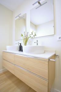 uma casa de banho com 2 lavatórios e um espelho em Apartamento Aires de Lavanda em Sanxenxo