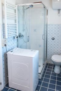 a bathroom with a shower and a toilet and a sink at M262 - Marcelli, quadrilocale ristrutturato con terrazzo vista mare 1p in Marcelli