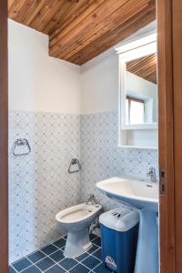 a bathroom with a sink and a toilet at M262 - Marcelli, quadrilocale ristrutturato con terrazzo vista mare 1p in Marcelli