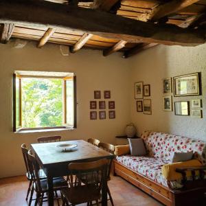 een woonkamer met een bank en een tafel bij La Baronessa Country House in Montefiascone