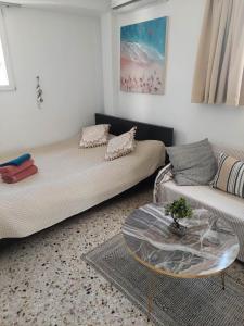 ein Wohnzimmer mit einem Sofa und einem Couchtisch in der Unterkunft Explore Greece from Cozy City Centre Apartment in Chalkida