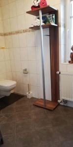 baño con aseo y estante en la pared en FEWO Emsland, en Emsbüren