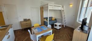 een kleine kamer met een bureau en een stapelbed bij Grand Studio JAUNE pour 4 pers à deux pas de la plage de Berck in Berck-sur-Mer