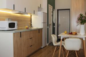 uma cozinha com um micro-ondas e uma mesa com cadeiras em Апартаменты Comfort Life 93 em Almaty