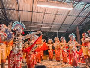 Eine Gruppe von Frauen, die in einer Aufführung tanzen in der Unterkunft Ananda Homestay Lemukih in Singaraja