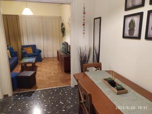 ein Wohnzimmer mit einem Esstisch und einem Wohnzimmer in der Unterkunft Anna's flat in Volos