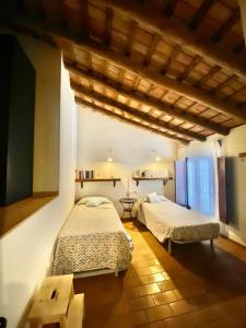a bedroom with two beds in a room at Dúplex con piscina en centro Cazalla in Cazalla de la Sierra