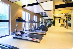 The fitness centre and/or fitness facilities at April Apartment