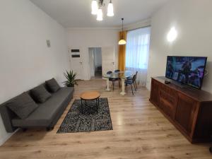 sala de estar con sofá y mesa en Apartament Rybaki 22, en Poznan