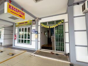 - l'accès à un restaurant avec une porte ouverte dans l'établissement Borneo Inn, à Kota Kinabalu