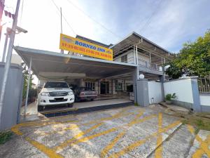 une voiture est garée dans une station-service dans l'établissement Borneo Inn, à Kota Kinabalu