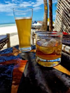 una copa de alcohol y una bebida en una mesa en Ayla Beach House en Kiwengwa