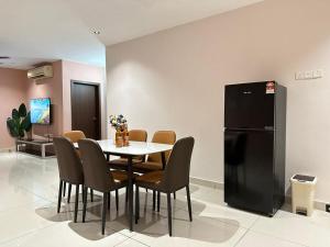 comedor con mesa y nevera negra en KSL 2Bedroom with WiFi Netflix 58 inch TV high floor balcony en Johor Bahru