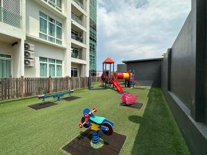 un patio con parque infantil y equipo de juegos en KSL 2Bedroom with WiFi Netflix 58 inch TV high floor balcony en Johor Bahru