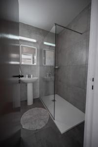 een badkamer met een douche en een wastafel bij Nissi avenue studio in Ayia Napa