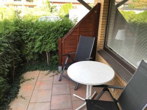 un patio con mesa y 2 sillas en Ferienwohnungen Matthias Schröder en Bad Bevensen