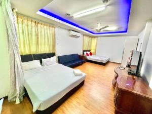 コタキナバルにあるBorneo Innのベッドルーム1室(白いベッド1台、青い天井付)