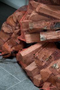 une pile de paniers en fil de cuivre assise sur le sol dans l'établissement Villa Rust-en-Vrede met hottub, à Zeewolde