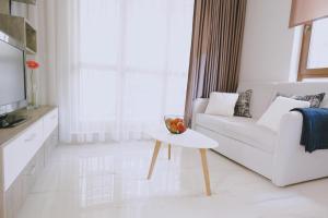 uma sala de estar branca com um sofá branco e uma mesa em Varna city centre - two bedroom apartment em Varna City