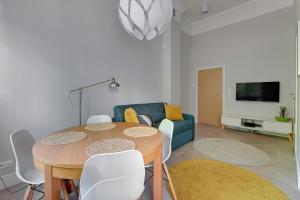 Televízia a/alebo spoločenská miestnosť v ubytovaní Apartments Old Town Dluga & by Noclegi Renters