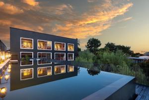 Bazén v ubytování Hotel Ping Silhouette nebo v jeho okolí