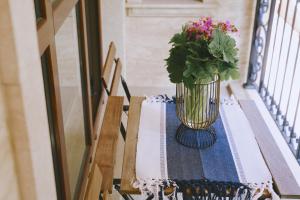 um vaso de flores sentado sobre uma mesa sobre uma mesa em Varna city centre - two bedroom apartment em Varna City
