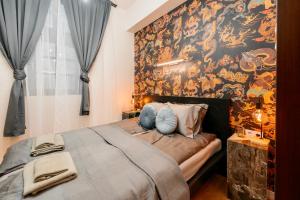 een slaapkamer met een groot bed en een muurschildering bij Brandnew Designed Citycenter Apartment in Boedapest
