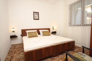 ein Schlafzimmer mit einem großen Bett in einem Zimmer in der Unterkunft Apartments with WiFi Komiza, Vis - 8926 in Komiža