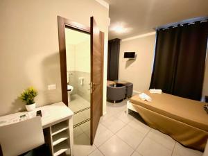 Postel nebo postele na pokoji v ubytování Golden Milano Hotel