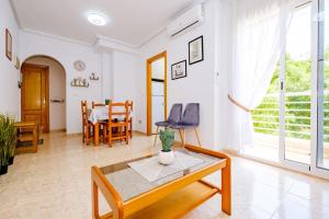 een woonkamer met een tafel en een eetkamer bij Vallejos ID58 in Torrevieja